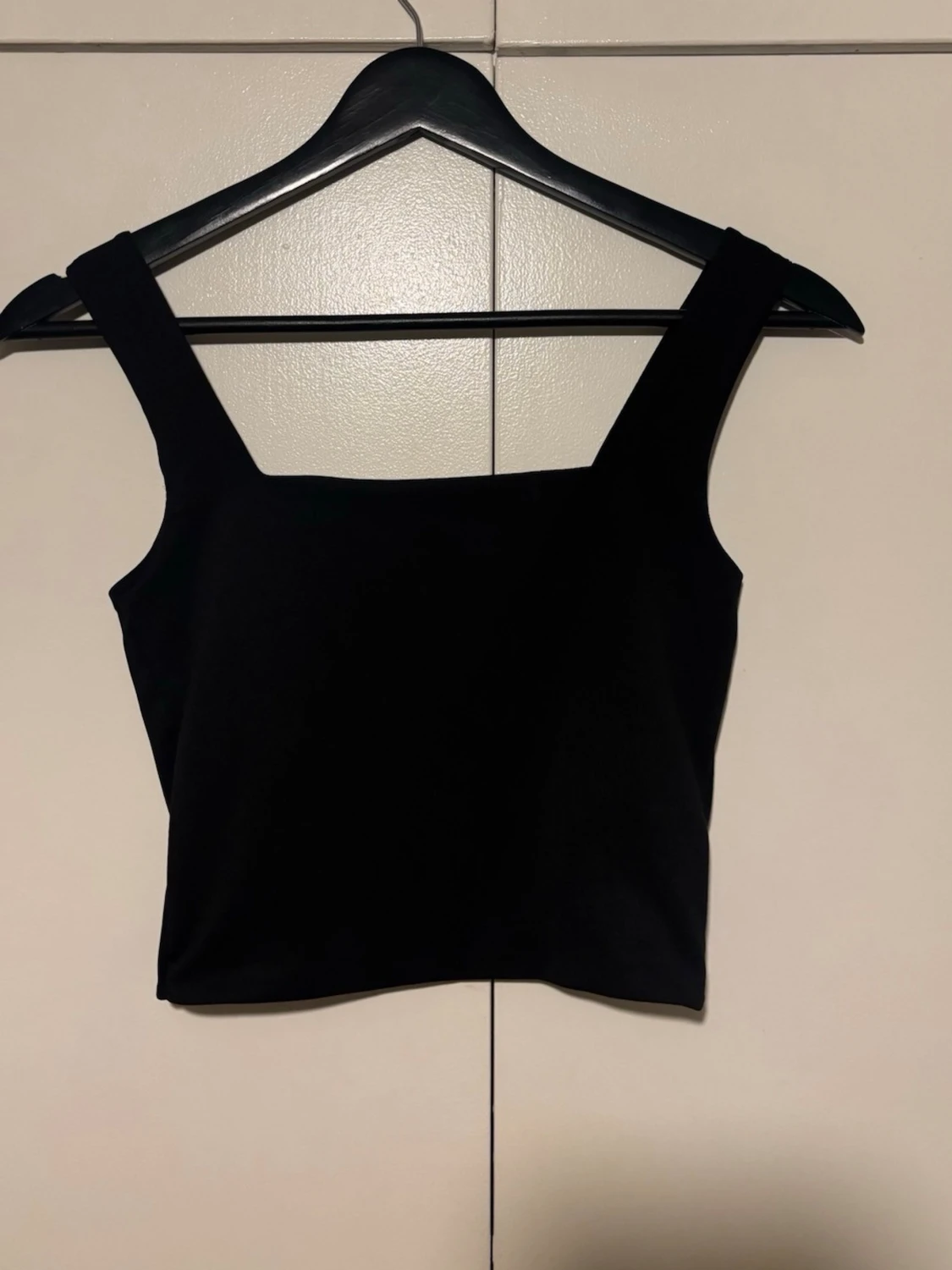 Svart croppad linnetopp