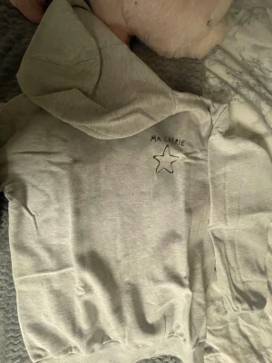 grå skön hoddie  - hoddie med text på rygg skön grå från gina tricot 