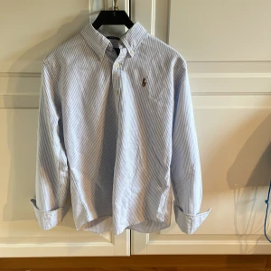 Ralph lauren skjorta - Snygg Ralph lauren skjorta i mycket fint skick. Inga defekter alls. Storlek Xs ny pris runt 1500 mitt pris 459 kom privat om det är några frågor eller funderingar. Pris kan diskuteras.💥💥