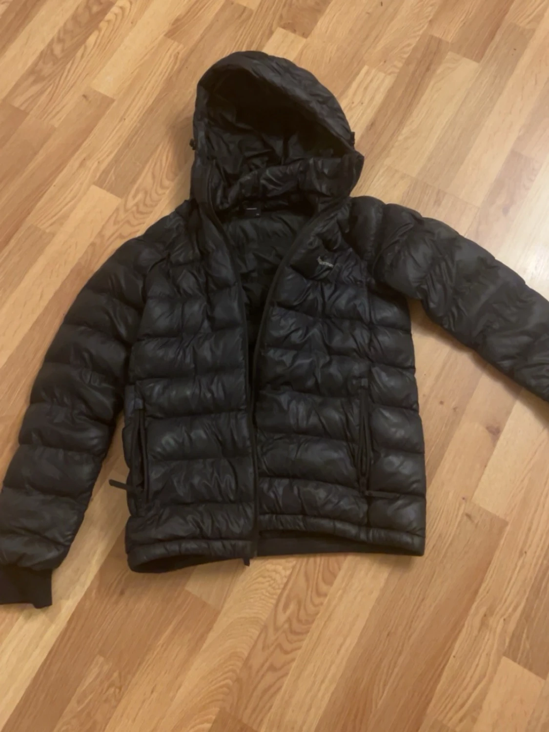 Svart Peak Performance pufferjacka