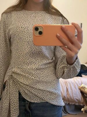 Prickig Zara topp - Jätte gullig prickig topp från Zara. Aldrig använd då det inte rikgtogt är min stil🩷🩷