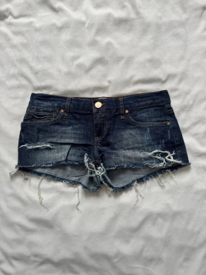 Lågmidjade jeansshorts  - Blå lågmidjade jeansshorts ifrån river Island i storlek S/M, midjemått:39cm! 