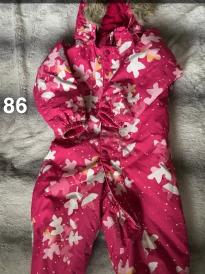 Reima vinteroverall - Perfekt som extra till förskolan. Saknar hällor men finns knappar som som man kan fästa nya., fläckar. Dragkedjan fastnar på ett ställe uppe vid halsen (kanske går att fixa för den händiga)