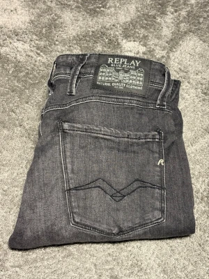 Gråa Replay Anbass  - Gråa Replay Anbass||Skick 9/10||Storlek 28/32||Modell Anbass||Skriv vid minsta intresse||
