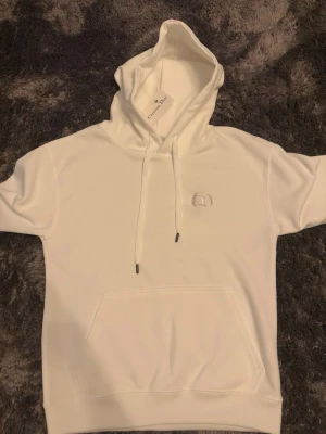 Vit tröja från D - Vit Hoddie från D i O r, bra pris, helt ny aldrig använd! Hör av er vid frågor 