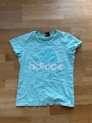 Adidas T-shirt - Ljusblå Adidas T-shirt i storlek S. Skrynklig