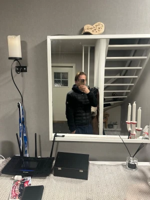 Svart Moncler cardigan - Säljer en svart cardigan från Moncler, strl M men passar även S, bra skick, inga defekter på jackan