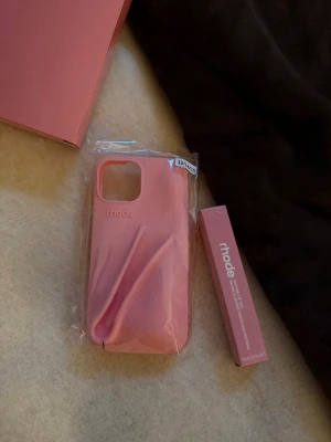 Skal + lipgloss 13/14/15 - Säljer dessa oanvända Rhode skal