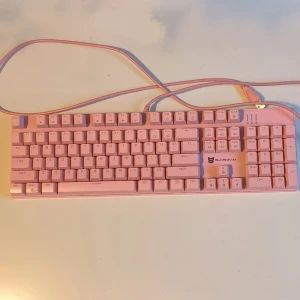 Full Mechanical Keyboard Pink - 43x13cm Full Mechanical Keyboard that works perfectly. English Alphabet, Red Switches and white RGB Lights. In perfect condition, slightly dirty but i will fully deep clean it when sold. New price 600sek