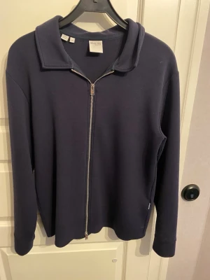 Zip tröja - Tjenare! Säljer en stilren tröja som inte används. Hör av er vid funderingar