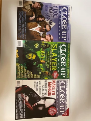 Close-Up Magazine (nr 82, 84, 93) - Samlarpaket med tre nummer av Close-Up Magazine, Sveriges största hårdrockstidning! Intervjuer och reportage med band som Marilyn Manson, Slayer, Tool, Pearl Jam, AFI, och många fler. Perfekt för dig som älskar rock, metal och alternativa musikscener.