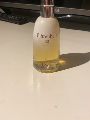 Fahrenheit 32 från Dior - Hej säljer nu min dior parfym pågrund av att ja inte gilla den doften speciellt mycket de är en flaska av 50ml de är typ 45ml 