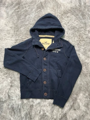 Hollister hoodie - Säljer denna sällsynta och mycket eftertraktade Hollister hoodie | Storlek M | Skick 9/10 | Vid eventuella frågor hör gärna av dig och erbjuder bra pris vid köp av bundle 😁✅