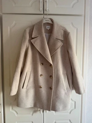 Fin  vinter jacka från Kappahl  - Jätte fin jacka från Kappahl. Tyvärr blivit för stor. Storlek xl. Bedömer den till en 46 