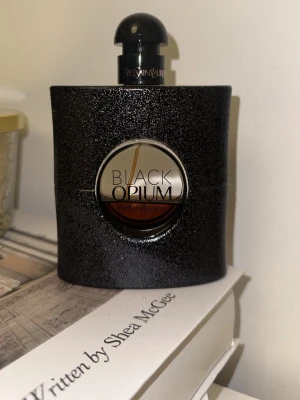YSL Black Opium parfym - Black Opium från Yves Saint Laurent är en ikonisk parfym med en modern och elegant design. Perfekt för dig som vill sticka ut och addera en lyxig touch till din stil. En favorit bland unga vuxna och trendmedvetna. 90ml på flaskan men skulle gissa på 50-40ml i flaskan . 