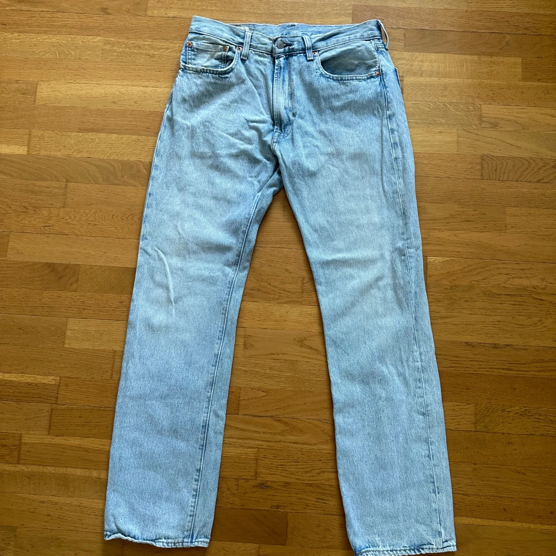 Ljusblå Levi’s 551z