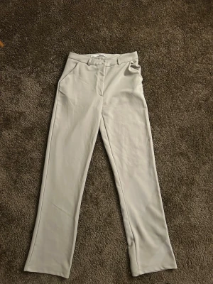 Beiga kostymbyxor lager 157 - Beiga/vita kostymbyxor ifrån lager 157 i strl xs! 