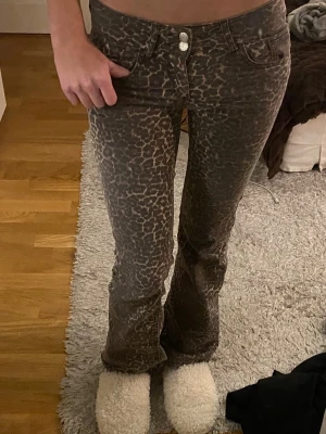 Leopard jeans  - Säljer dessa trendiga leopard jeans iförn Nelly i storlek 34! Jag är 173 lång och de passar mig bra💕