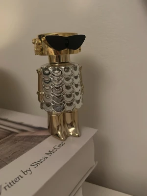Paco rabanne  - Kicks beskrivning: Sensual och fruktig. Funkar perfekt som en parfym för vardagen. Trendig bland ungdomar.den är väldigt använd då den är en underbar doft så skulle nog säga att det är kvar ungefär 20-30ml kvar i flaskan.  