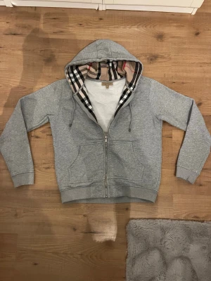 Burberry hoodie M/S - Hej! Säljer nu min Burberry hoodie då jag tycker den har blivit lite för liten, den är i jätte bra skick och inga defekter! MVH Alexander tveka inte på att höra av er vid frågor. Är i storlek M men passar S