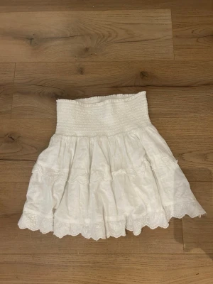 Vit volangkjol  - Vit volangkjol från neo noir köpt för 700. En lite fläck på mitten går säkert bort i tvätten och syns knappt (se bild 3). Storlek XS/S