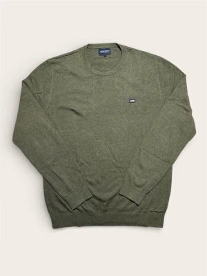 Olivgrön stickad tröja från Lexington - Snygg olivgrön stickad tröja i storlek L från Lexington i storlek L. Tröjan har rund hals, ribbade muddar och ett litet Lexington-märke på bröstet. Perfekt för dig som gillar klassisk stil med en modern touch.