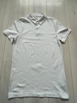 Vit slim fit piké från H&M - Säljer nu denna Klassiska vita pikétröja från H&M i modellen Slim Fit. Tillverkad i ett svalt och lätt material med COOLMAX-teknologi. Storlek S, den är ej använd. Vid intresse bara att höra av sig! 