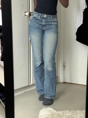 Bootcut jeans - Ljusblå bootcut jeans/ straight jeans med mid waist. 