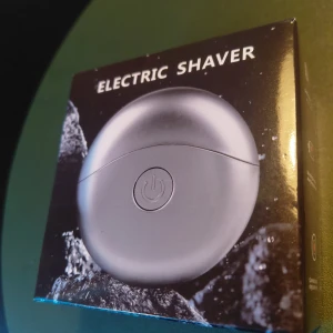 Ny Electric Shaver - Ny Kompakt och portabel elektrisk rakapparat i modern design. Perfekt för resor och daglig användning. Levereras i originalförpackning, ser oanvänd ut. Enkel att använda med en knapptryckning. Ingen synlig skada på förpackningen.