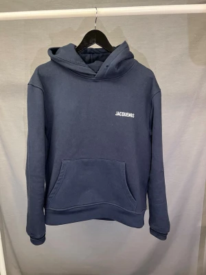 Jacquemus hoodie - Säljer denna sjukt feta jacquemus hoodie! Size M sitter som S-M! Skick 9/10 toppskick! Som ny! Nypris 3000kr. Garanterad äktehet! Hör av dig vid frågor 🤩