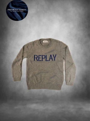 Grå stickad tröja från Replay - Snygg grå stickad tröja från Replay med blå loga. framtill. Skicket är mycket bra med inga defekter. Storleken är M men sitter som S. Killen på bilden är ca 170. Hör av dig vid minsta lilla. MVH EM_RESELL