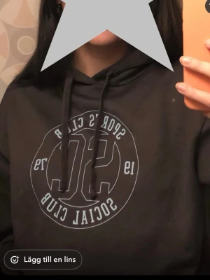 Mörkgrå hoodie från Cubus - En mörkgrå hoodie med tryck fram. 