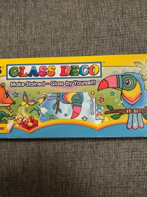 Fönster/spegelfärg - Ett set med 10färger, du målar på ett papper med färgen och sedan låter det torka och sen har du en perfekt dekoration på typ spegel/fönster. Skicka för fler bilder.