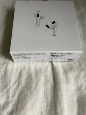  Helt nya aiiir pods 3 oööpnad får ni -  Helt nya aiiir pods 3 oööpnad får ni de ingår papper och usbkabel laddare alltså och den har många funktioner tex om du har iPhone kopplar du den direkt kommer den registreras i hitta appen så du kan spåra den så den ej blir borta osv och ni kan kolla serienummer för bevis till äkta