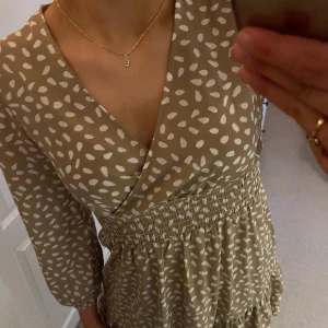 Prickig klänning - Fin långärmad prickig klänning!! Jättefin passform✨köpt på SHEIN 