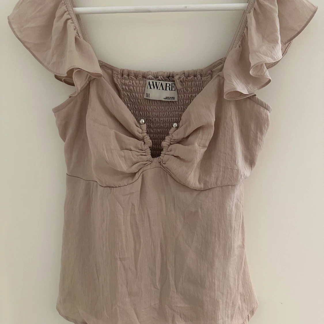 Gammel rosa blus med volang från AWARE