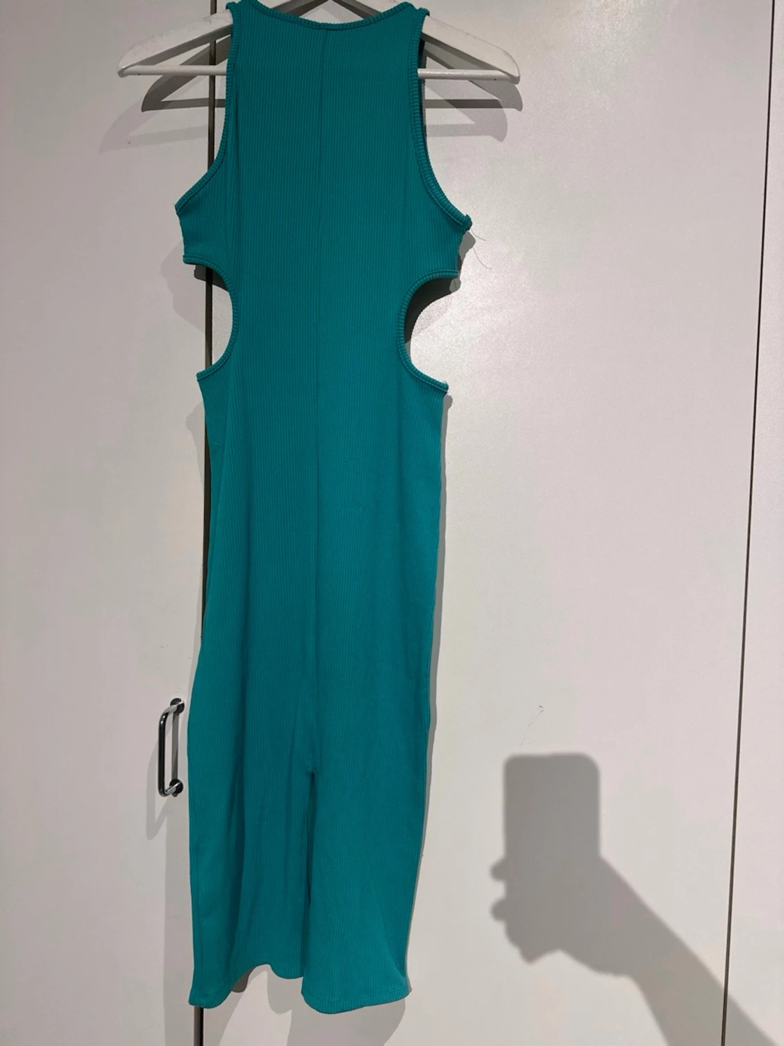 Turkos ribbad klänning från DIVIDED - 4