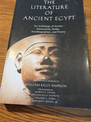 The Literature of Ancient Egypt - Upptäck forntida Egyptens fascinerande berättelser, poesi och självbiografier i denna antologi. Perfekt för dig som gillar historia, myter och vill läsa autentiska texter från en av världens äldsta civilisationer. Lättläst och inspirerande för unga vuxna och studenter. Finns understrykningar i boken  se bild 3 