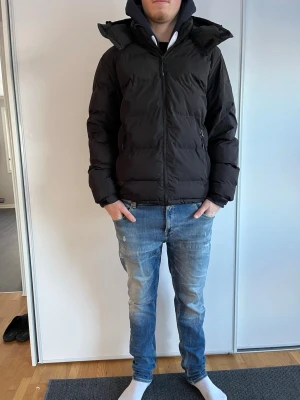 Pull & Bear jacka - Pull & Bear jacka | strl M | modellen är 186cm | 8/10 skick liten reva på ärmen som kan lagas enkelt med en lapp | hör av dig vid frågor och funderingar!