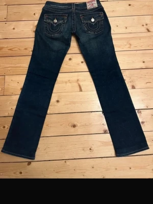 True religon jeans Billy storlek 25 - Säljer ett par mycket fina true religon jeans i modell Billy, strl W 25. Supersnygga och moderna. De är uppsydda mycket snyggt (se bild). Innerbenslängd, 75 cm, midja 35 cm, 17 cm. Bara höra av dig vid frågor eller funderingar, eller fler bilder, mått så fixar jag direkt. 📦Skickar oftast inom 24 h. 