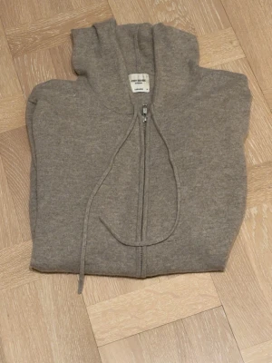 John Henric cashmere hoodie  - Säljer en 100% cashmere Hoodie från john Henric, Fick den i Julklapp men inget jag använder så mycket. 