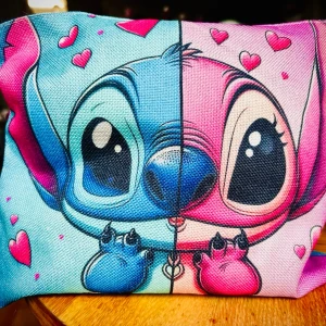 Söt necessär med Stitch-motiv! - Söt necessär i canvas med Stitch-motiv och dragkedja. Mått: 25 x 20 cm. Ny & oanvänd.