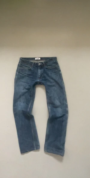 Acne ”max raw”  jeans  - Säljer ett par klassiska blå jeans från Acne, de är riktigt snygga med den perfekta pass formen. Modellen är Max raw och är självklart 100% bomull. Vid snabb affär kan priset ändras! Sparsamt använda jeans.