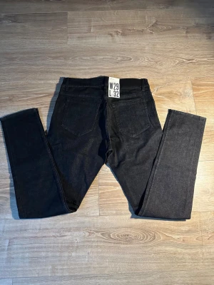 Tiger of Sweden  - Säljer ett par snygga och klassiska svarta jeans från Tiger of Sweden. Storlek W29 L32 – slim/straight passform 