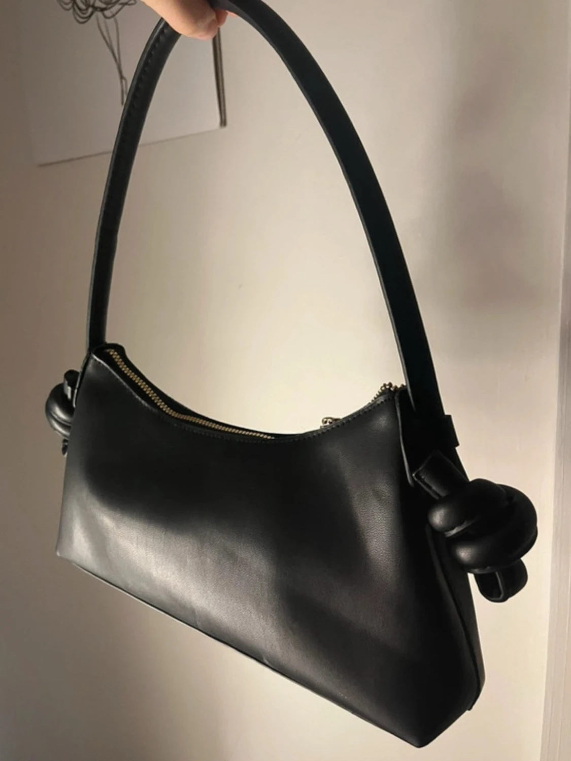 Svart axelväska med knutdetaljer - 1