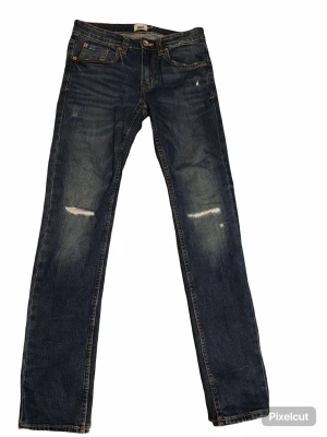 Jeans - Säljer ett par riktigt snygga jeans från lager 157 hade använt dom men dom blev för små. Dom sitter slim. Gör en bundle om ni vill ha ett schysst pris😁