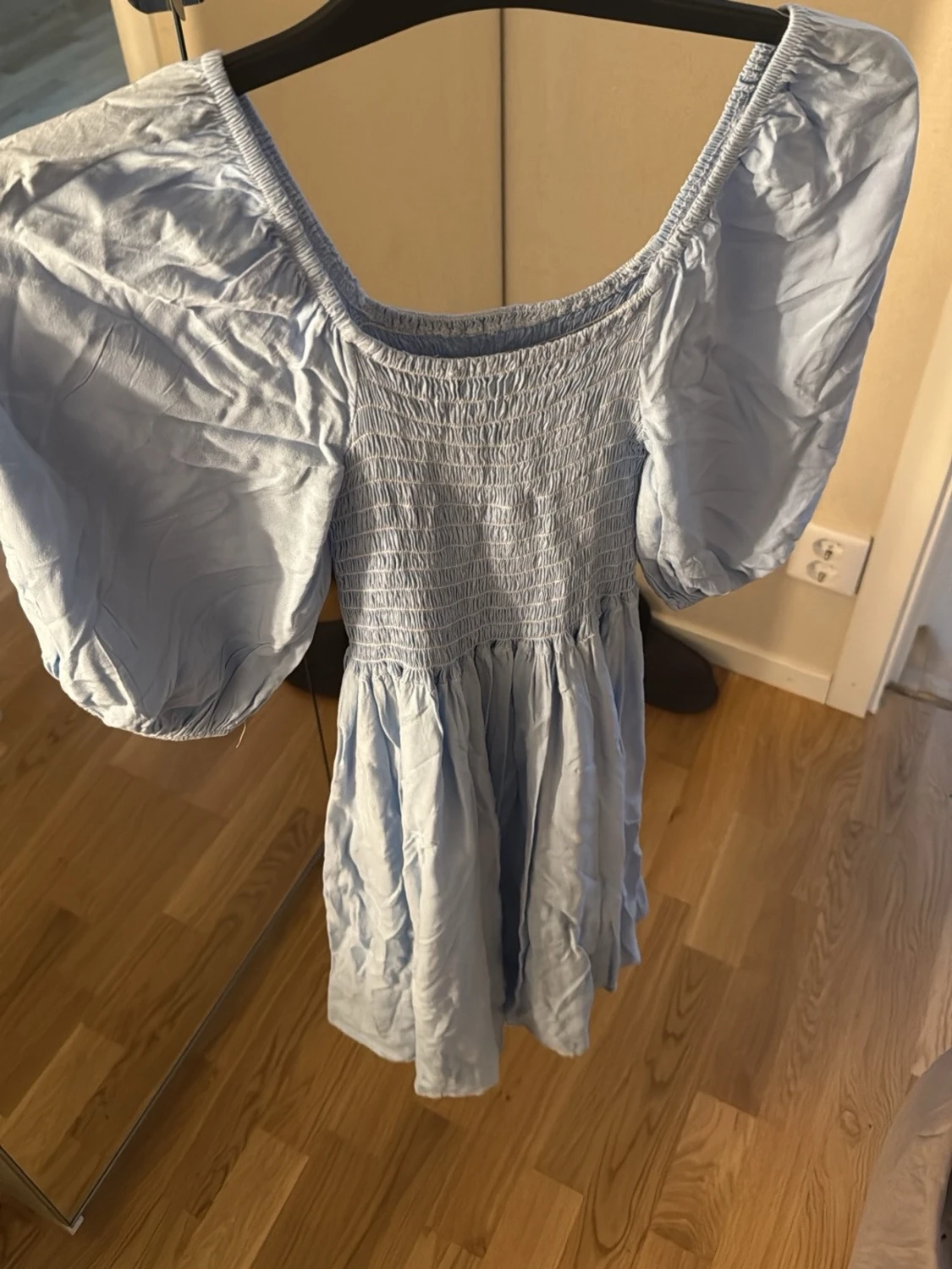 Ljusblå kort klänning med puffärm