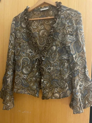 Snygg tröja - Fin tröja från clockhouse står ingen storlek men passar Xs-S