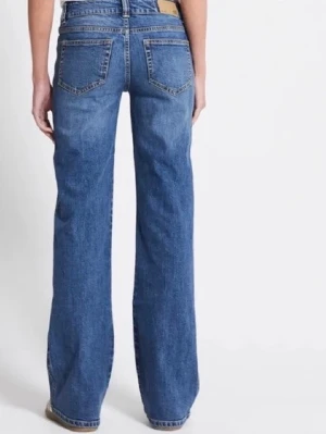 Lager 157 blå bootcut jeans - Säljer ett par klassiska Lager 157 jeans i blå tvätt med bootcut passform och låg midja. Jeansen har framfickor med markerade sömmar och helt vanliga bakfickor. Tillverkade i slitstarkt denimtyg som ger en snygg vintage vibe. Säljer pga inte kommit till använding, nypris 400kr. Stolek S short.