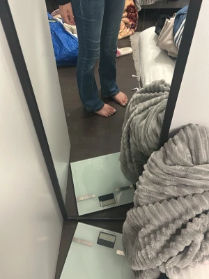 Blå bootcut jeans med normal passform - Säljer ett par klassiska blå jeans med bootcut-snitt och normal passform. Jeansen har en snygg tvätt och sitter skönt över höfterna. Perfekta för dig som gillar en tidlös look och vill ha ett par jeans som funkar till det mesta.